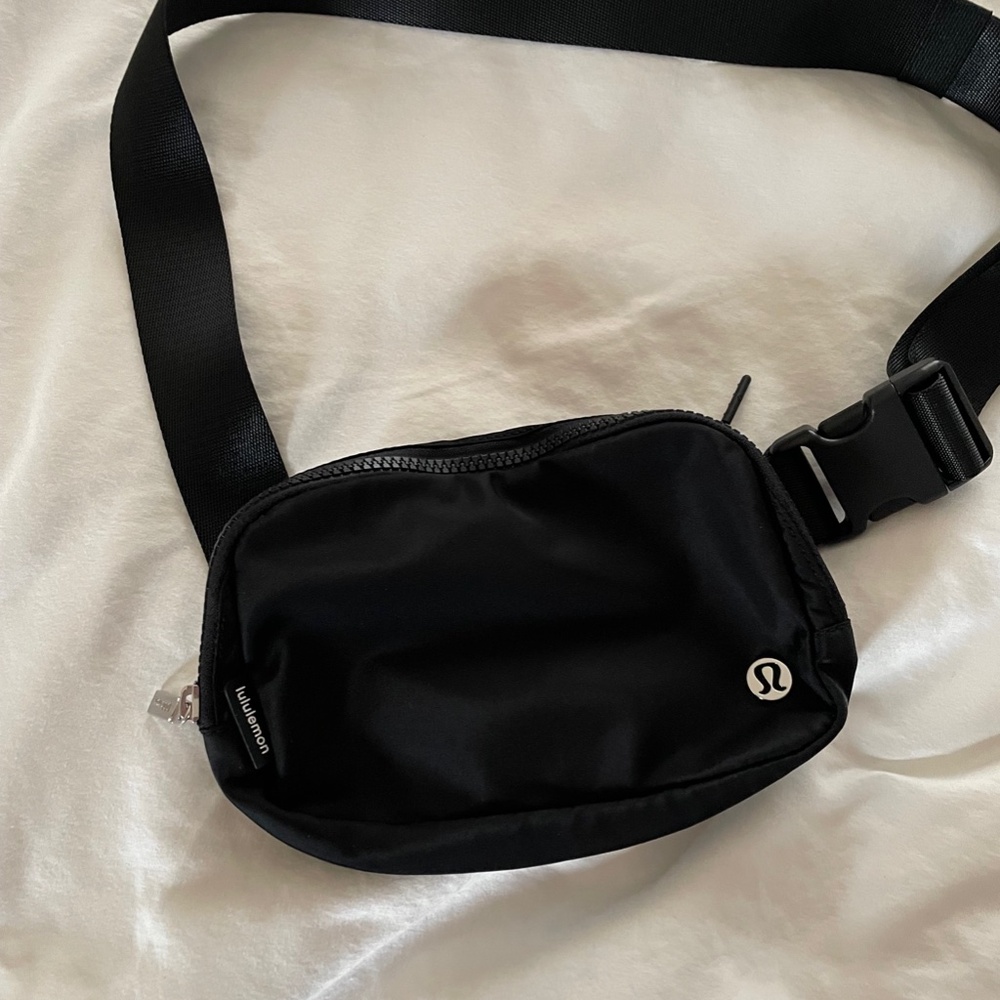 New Lululemon Everywhere Belt Bag  Black